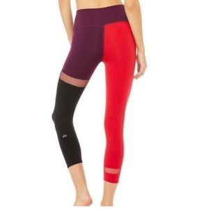 High-Waist Spatial Capri red plum and black
